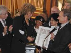 Angela Davis nimmt die Ehrenbürgerschafts-Urkunde und -Medaille entgegen.